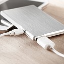 Power bank-uri metalice cu capacitate de 2200 mAh si stick de 8 GB - MO8682 Power bank-uri metalice cu capacitate de 2200 mAh si stick de 8 GB - MO8682