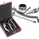 Seturi de 4 accesorii pentru sticle de vin, in cutie din lemn - 6821 Seturi de 4 accesorii pentru sticle de vin, in cutie din lemn - 6821